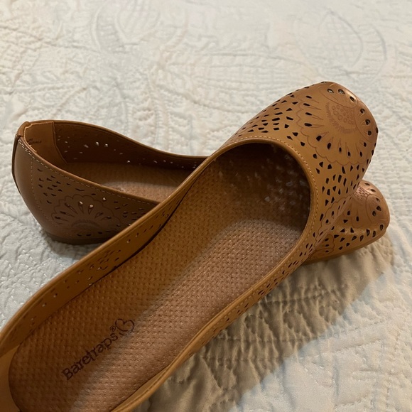 Size 8 women’s baretraps flats - Picture 2 of 4